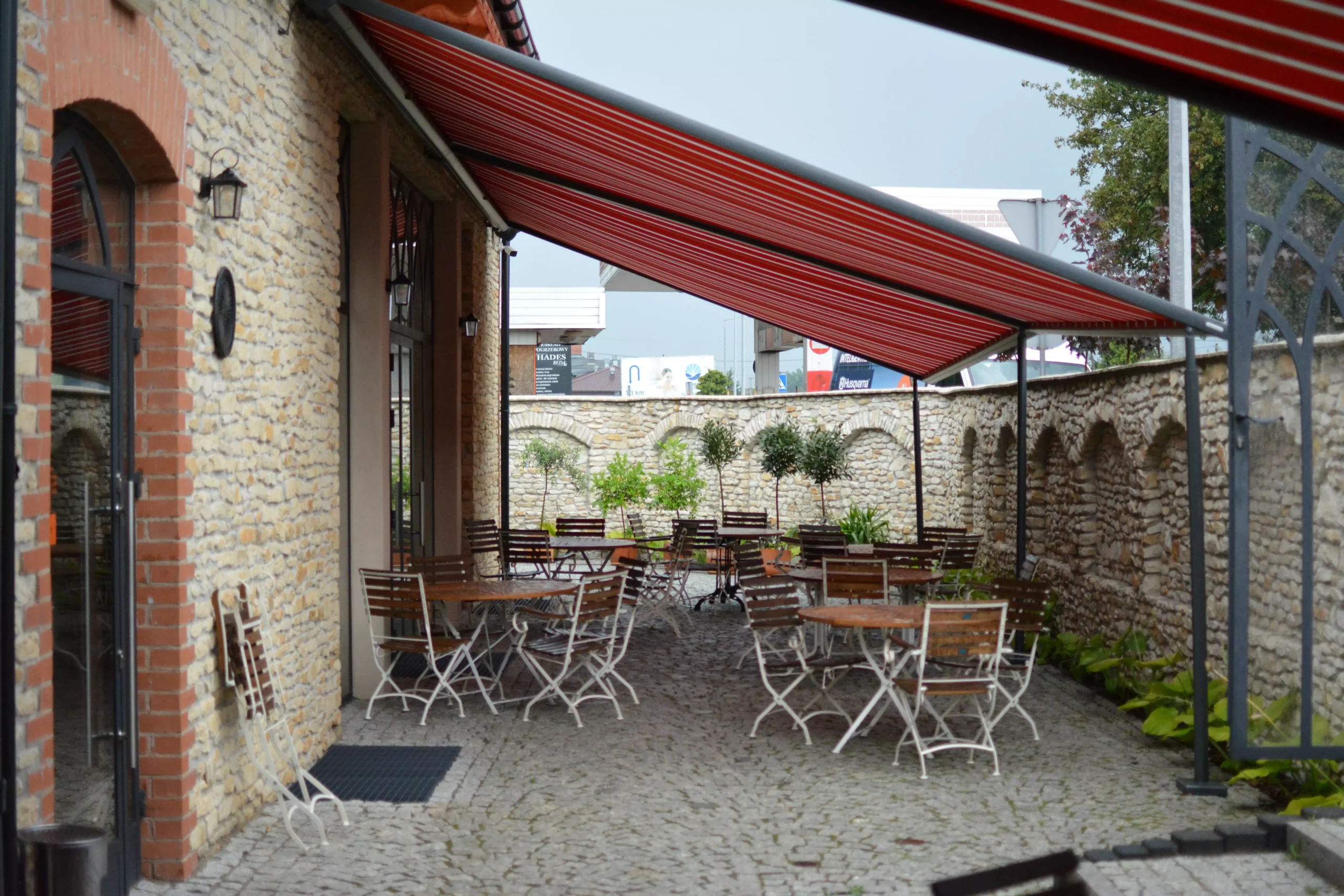 Ogródek przy restauracji z markizą