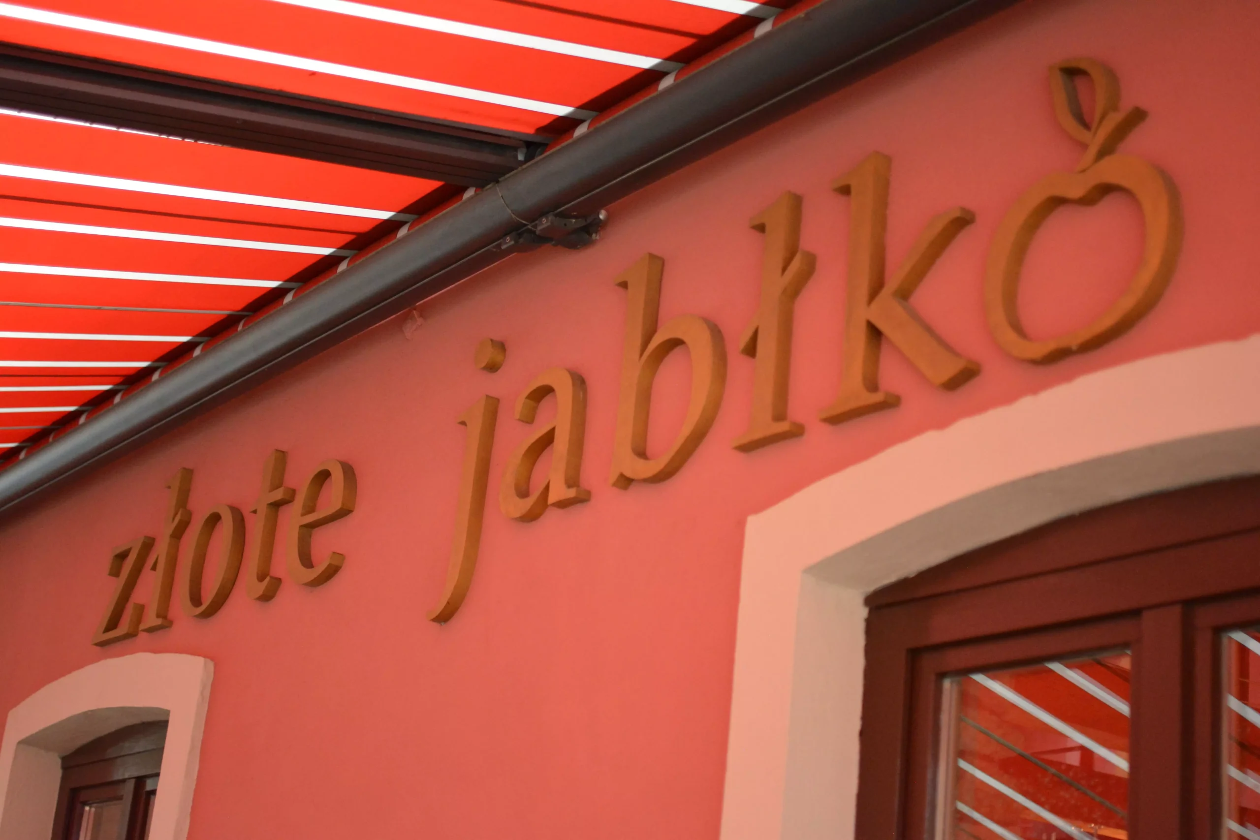 Pierogarnia Złote jabłko szyld