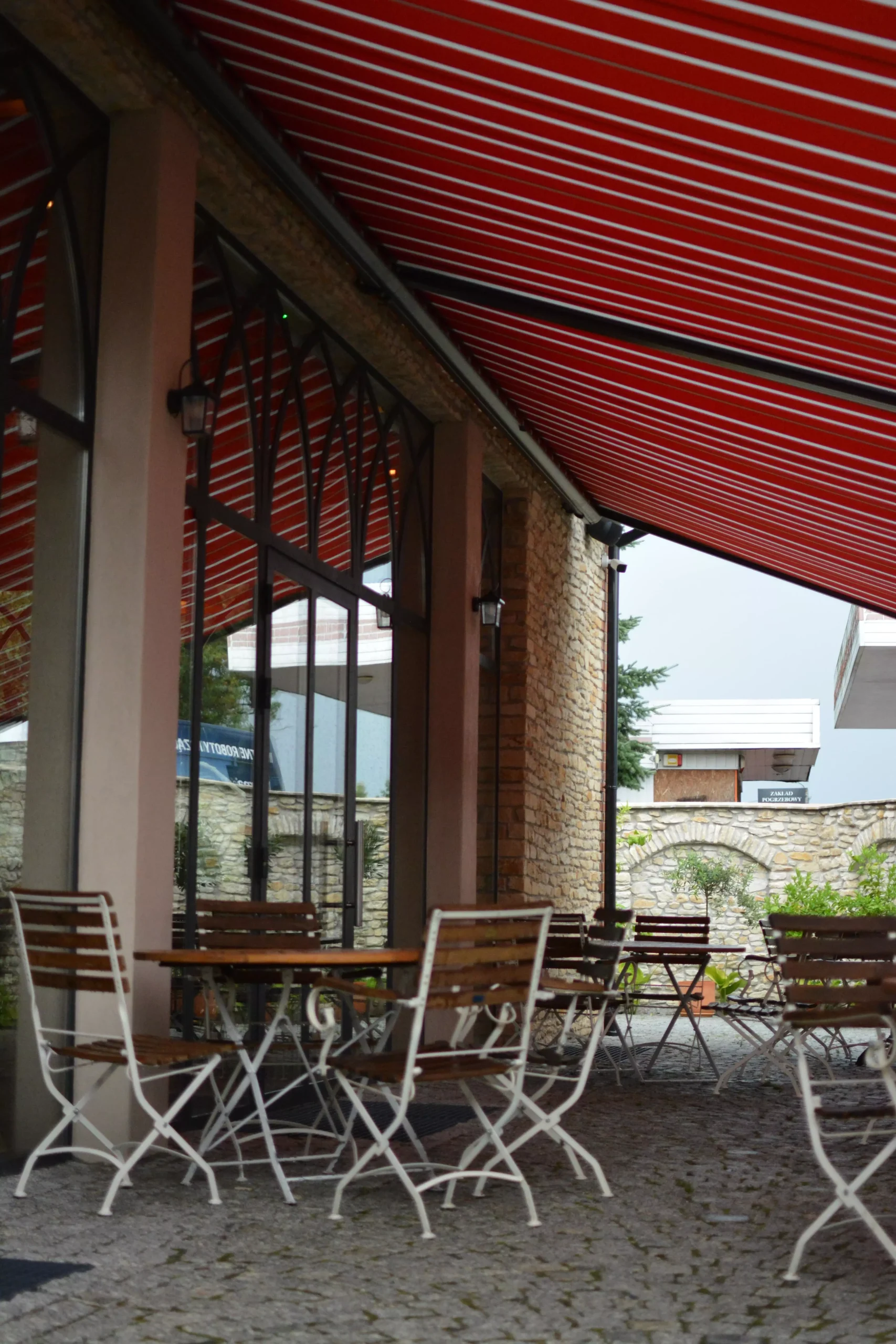 Ogródek letni przy restauracji z markizą