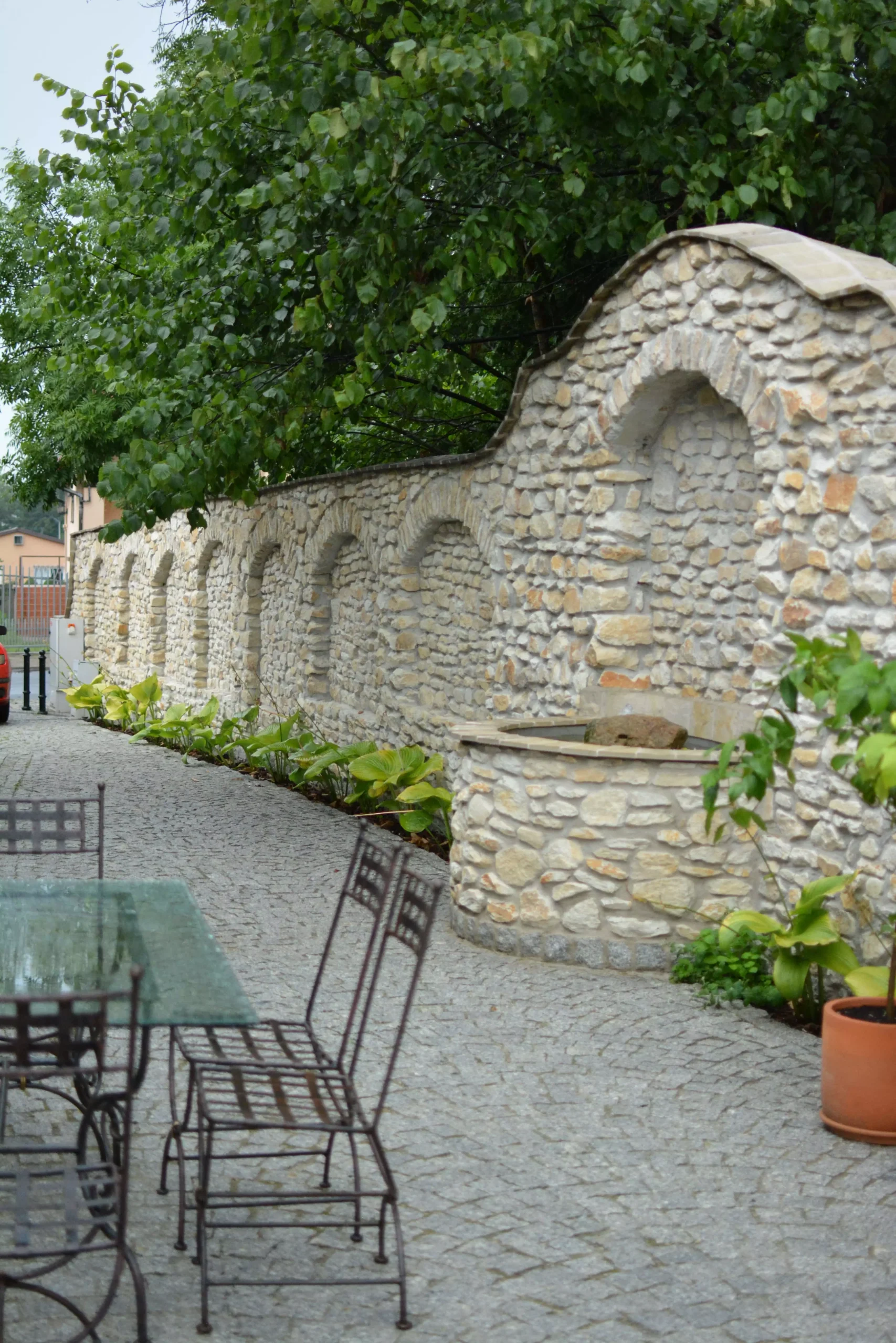 Fontanna przy restauracji z roślinnością