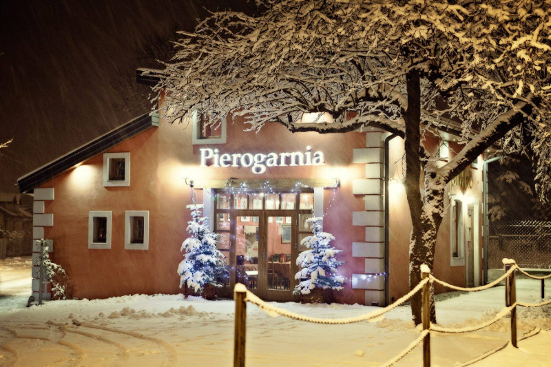 Wejściee główne do Pierogarni w Poddębicach zimą